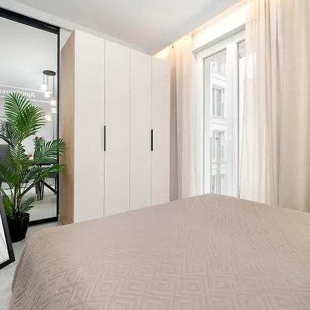 Nowoczesny Z Dwoma Balkonami W Centrum Miasta By Renters *